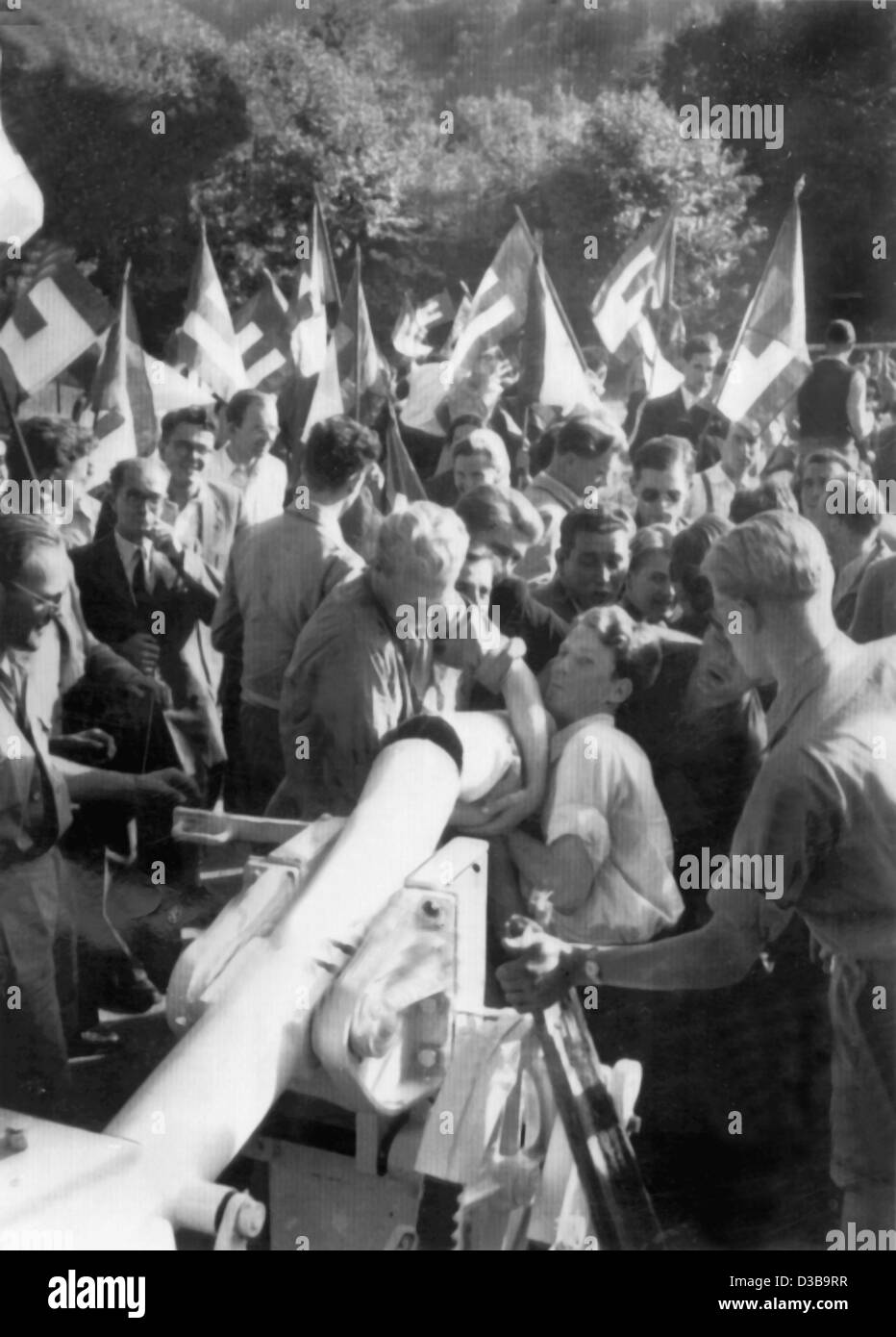 (Dpa file) - Circa 300 studenti provenienti da otto paesi europei distruggere il turnpikes sul confine franco-tedesco tra St Germannshof (Germania) e Weissenburg (Francia), all'inizio di agosto 1950. I gruppi riuniti nella terra di nessuno tra la Germania e la Francia a bruciare turnpikes. In un proclam Foto Stock
