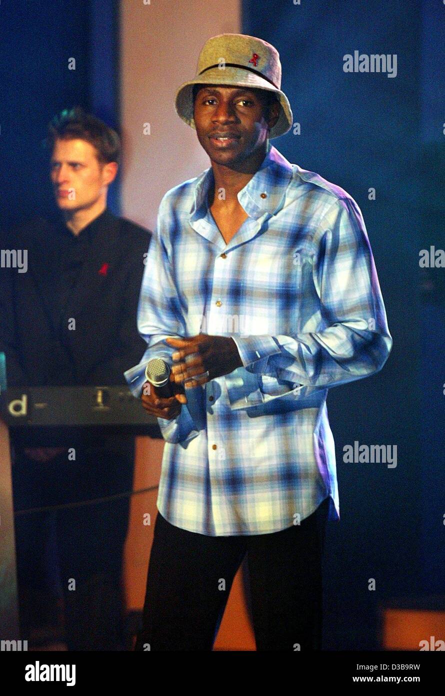 (Dpa) - Tunde Baiyewu, cantante del pop britannico faro del gruppo familiare, nella foto durante una prova generale dell'Aids gala 'Stelle 2002" a Berlino, 1 dicembre 2002. In occasione della Giornata Mondiale contro l Aids del 1 dicembre le istituzioni e cene di gala in tutto il mondo ha chiesto una lotta contro l' AIDS e contro Foto Stock