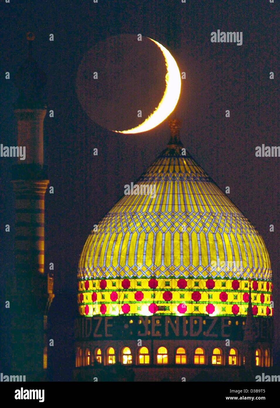 (Dpa file) - La luna brilla sopra la Yenidze, un ex filiale di tabacco costruito nello stile di una moschea, a Dresda, in Germania, 5 luglio 2000. Oggi la cupola illuminata ospita gli uffici, ristoranti e una casa di gioco d'azzardo. Foto Stock