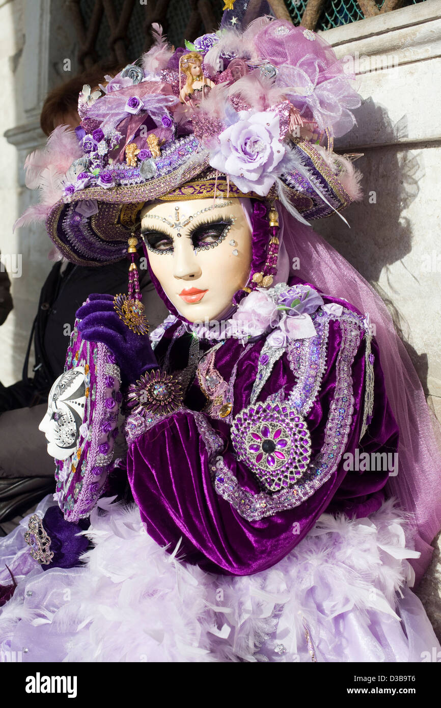 Tradizionali maschere veneziane indossato al carnevale di Venezia in Piazza  San Marco Venezia Foto stock - Alamy