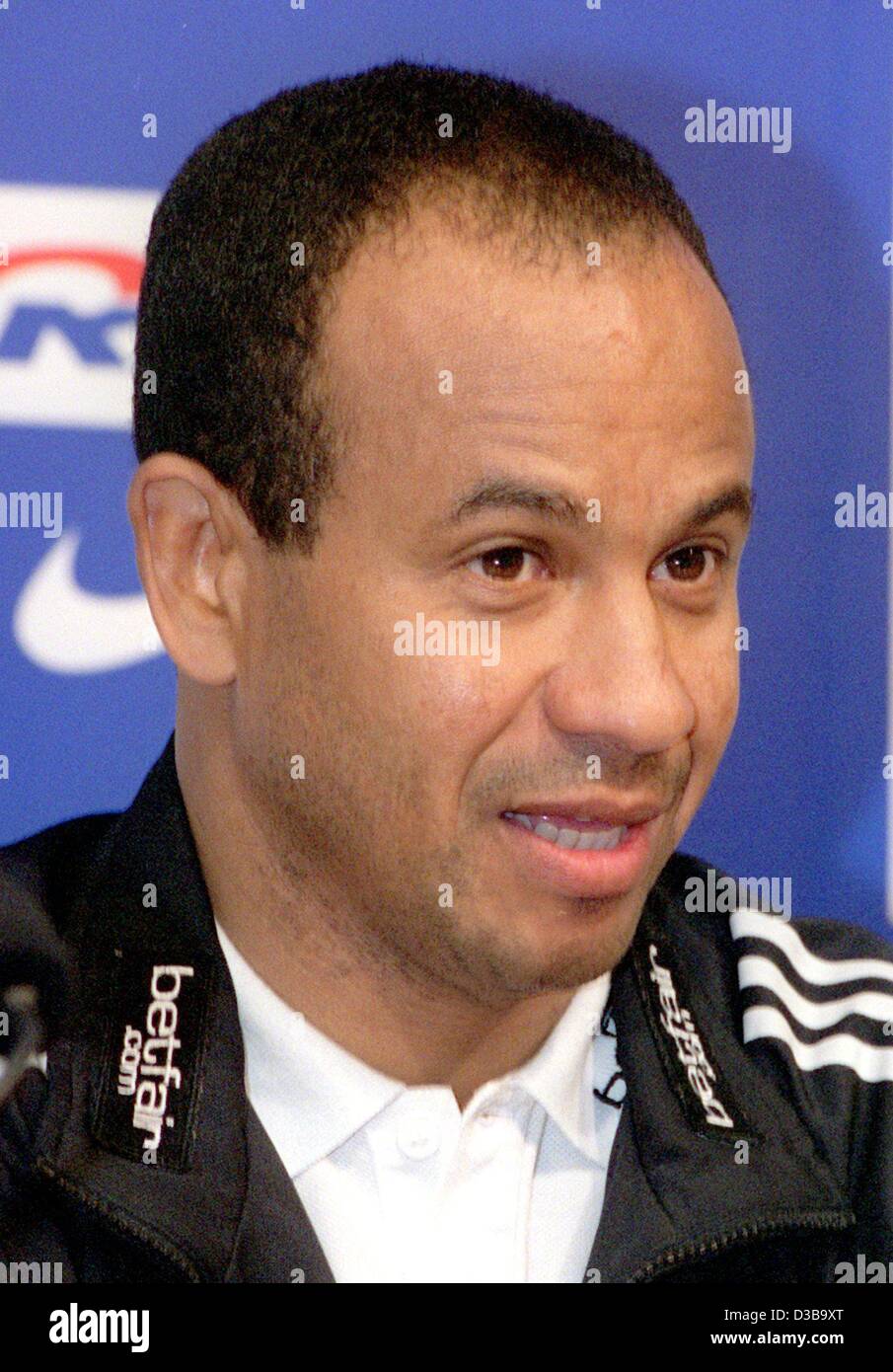 (Dpa) - Jean Tigana, allenatore della Premier League inglese club di calcio FC Fulham Londra, raffigurato nel corso di una conferenza stampa a Berlino, 26 novembre 2002. Tigana aveva giocato in 52 internazionali di capsule per la Francia. Foto Stock