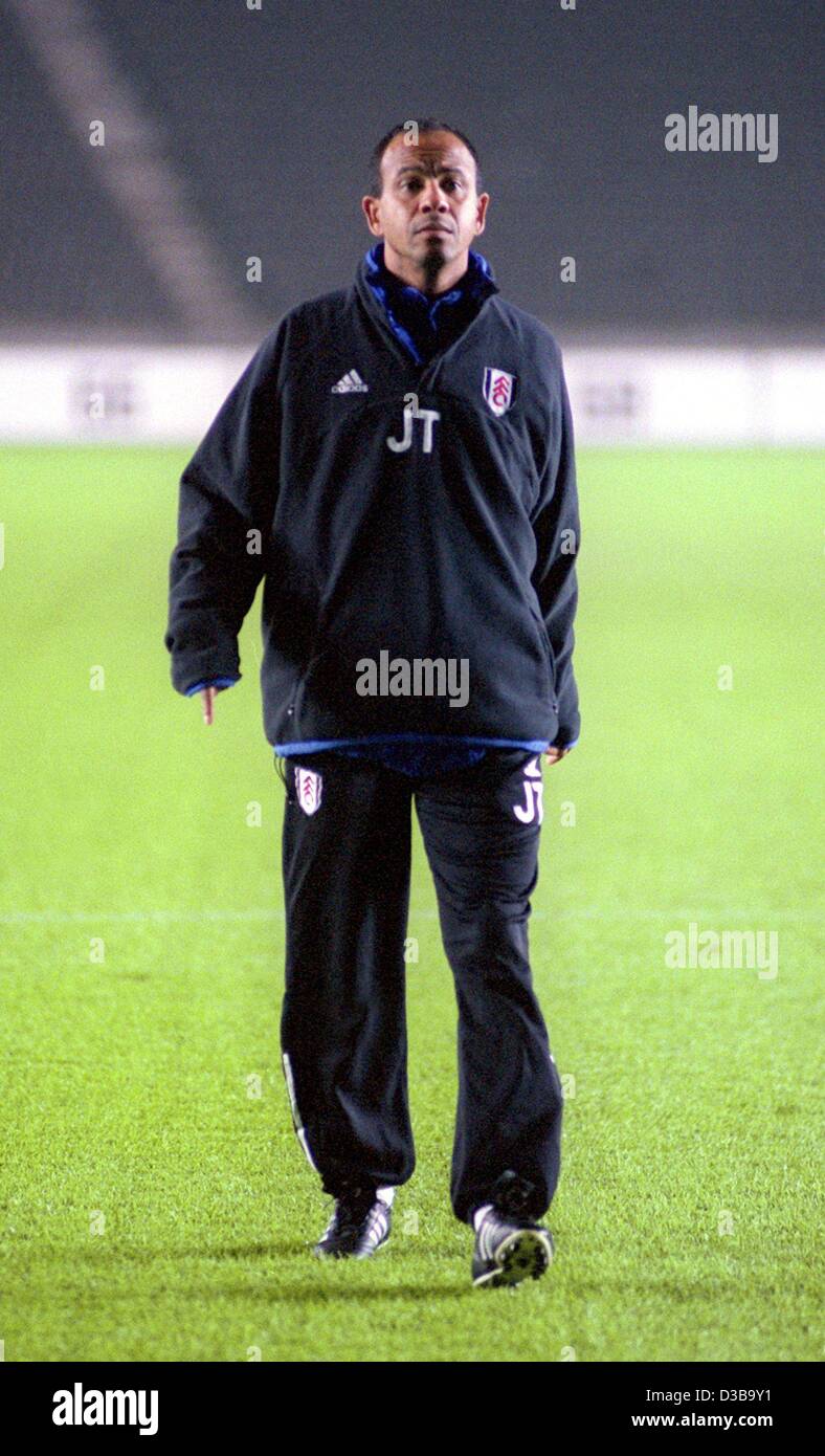 (Dpa) - Jean Tigana, allenatore della Premier League inglese club di calcio FC Fulham Londra, nella foto durante una sessione di formazione in vista di una coppa UEFA corrispondono a Berlino, 26 novembre 2002. Tigana aveva giocato in 52 internazionali di capsule per la Francia. Foto Stock