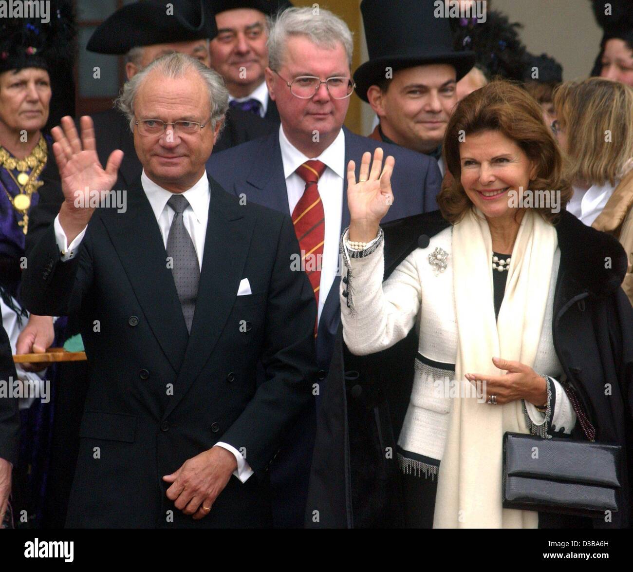 (Dpa) - il re svedese Carl XVI. Gustaf e sua moglie Regina Silvia sventolassero al pubblico durante la loro visita a Gotha, Germania, 16 ottobre 2002. Alle spalle del giovane è l'host dell'incontro di famiglia, il principe Andréj di Saxonia-Coburg e Gotha. È la prima volta Re Carl Gustaf visiti la birthpl Foto Stock