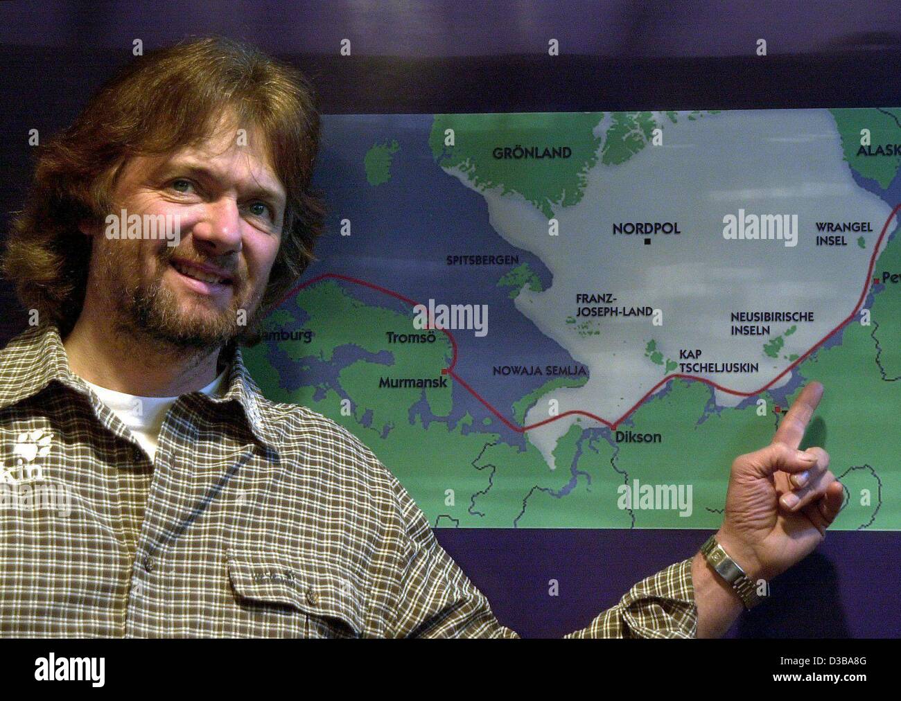 (Dpa) - avventuriero tedesco Arved Fuchs ricorda il suo percorso di viaggio intorno al polo nord su una mappa, Amburgo, 10 ottobre 2002. Dopo aver fallito per tre volte, il marinaio e il suo equipaggio sono riusciti per la prima volta per attraversare il passaggio a nord-ovest con la barca a vela senza l aiuto di rompighiaccio Foto Stock