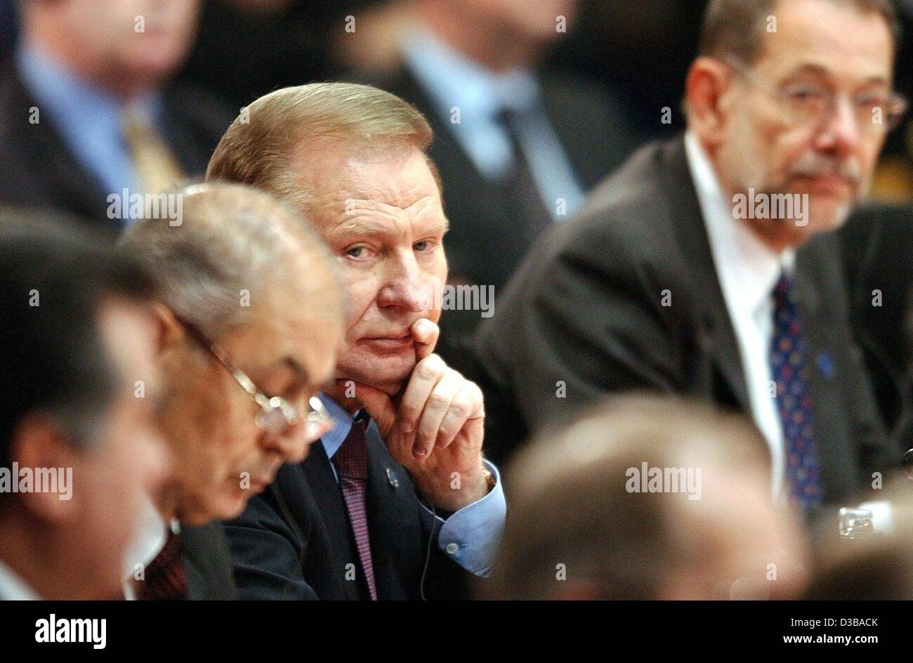 (Dpa) - Il Presidente Ucraino Leonid Kuchma (C) nella foto davanti alla seconda giornata presso il vertice della NATO a Praga, Cechia, 22 novembre 2002. Sulla destra politica estera della UE Javier Solana. Pur non essendo invitati, Kuchma arrivarono a Praga per partecipare alla commissione Ukraininan. Rapporti della NATO a Foto Stock