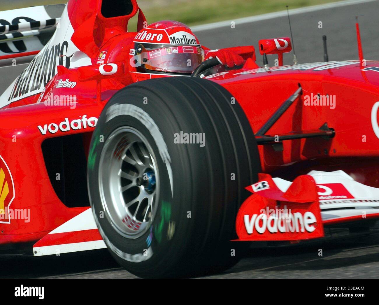 (Dpa) - tedesco di formula one champion Michael Schumacher gare nella sua Ferrari durante i corsi di formazione di qualifica a Suzuka, in Giappone, 12 ottobre 2002. Foto Stock