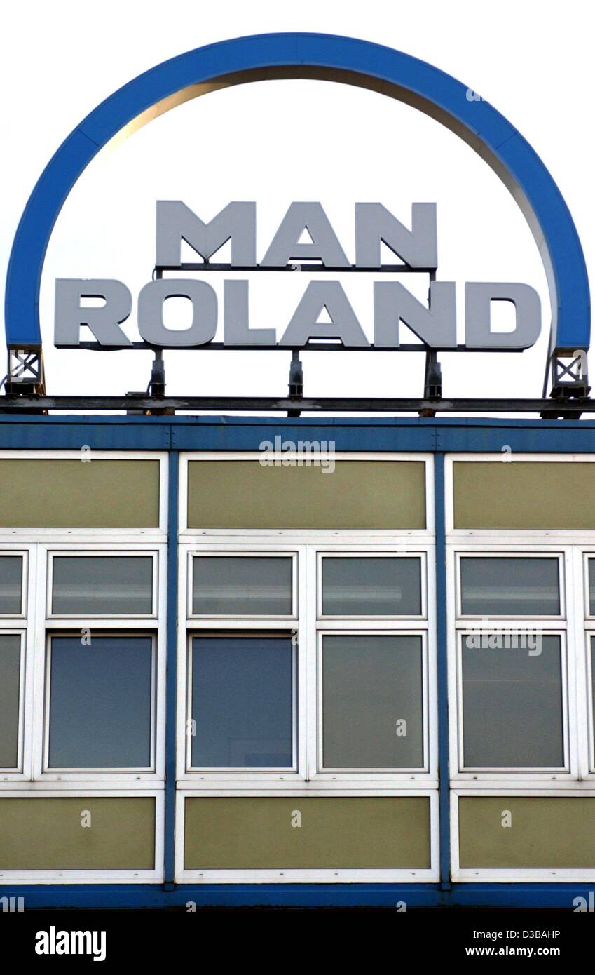 (Dpa) - Il logo aziendale è messa su la sede di fabbrica di MAN Roland in tutto il mondo il secondo più grande produttore di sistemi di stampa, a Offenbach, Germania, 20 novembre 2002. Uomo su 20 Novembre ha annunciato che la società è tagliare fino a 500 posti di lavoro nel 2003, a causa della cattiva situazione economica in Foto Stock