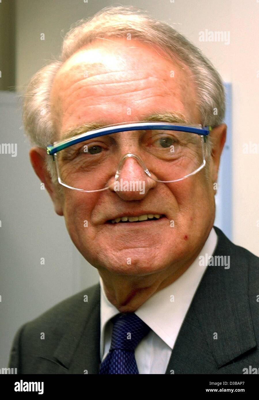 (Dpa) - Il Presidente tedesco Johannes Rau (C) è indossare occhiali di sicurezza durante la sua visita alla farmacia gruppo Boehringer Ingelheim, 19 novembre 2002. Il Presidente ha lodato gli sforzi della società per la lotta contro l' AIDS nei paesi in via di sviluppo. Foto Stock