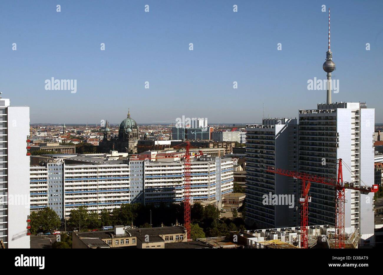 (Dpa) - Una vista su Berlino per la Cattedrale di Berlino (C), presa dalla torre di Axel Springer Casa Editrice, Berlino, 24 settembre 2002. Sulla destra la torre della televisione sulla Piazza Alexander. Foto Stock