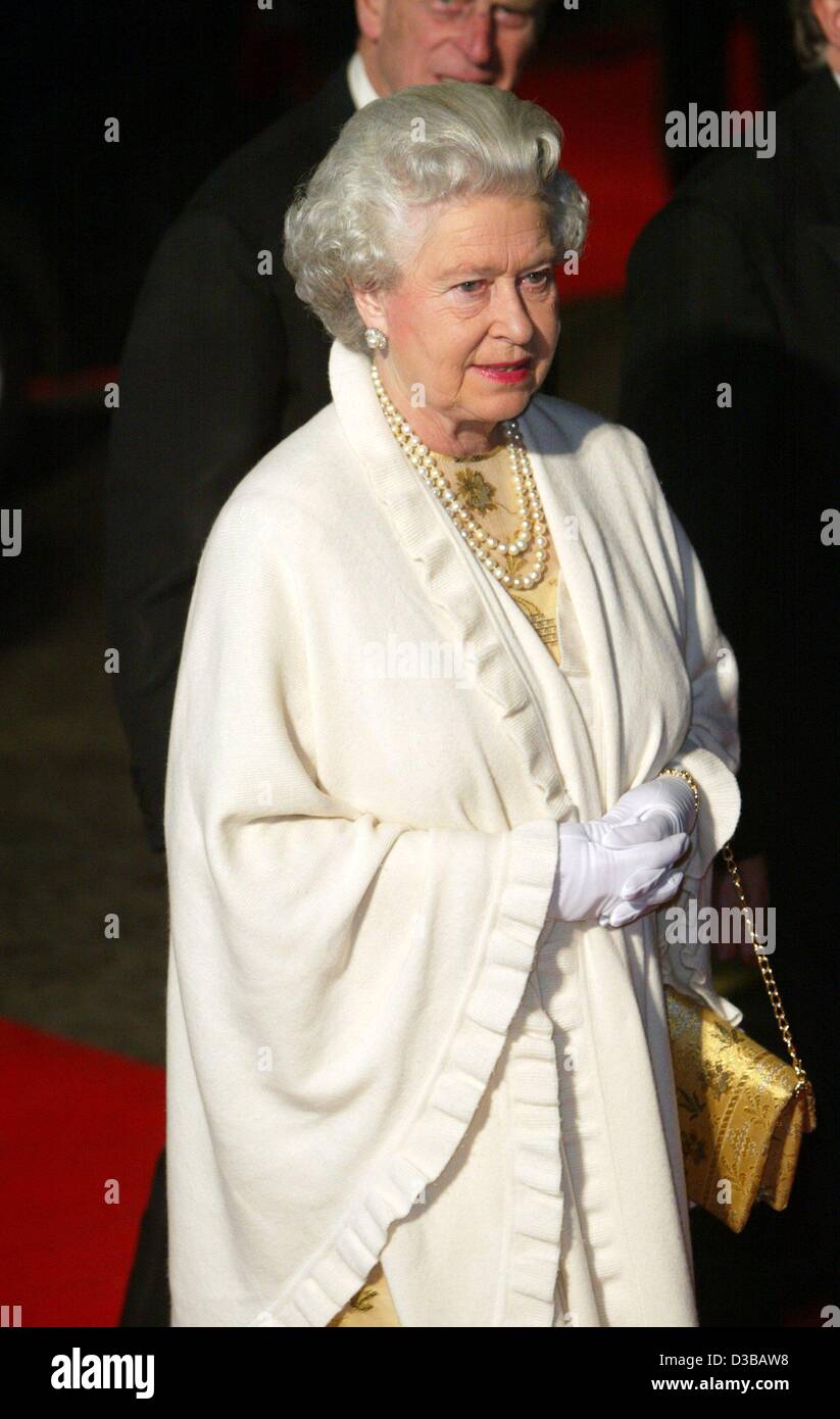 (Dpa) - La Regina Elisabetta II e suo marito il principe Filippo (coperto) arrivano a premiere mondiale del nuovo film di James Bond 'Die un altro giorno' a Londra, 18 novembre 2002. La premiere ha preso parte al Royal Albert Hall ed era frequentato da una schiera di stelle e la regina. Foto Stock