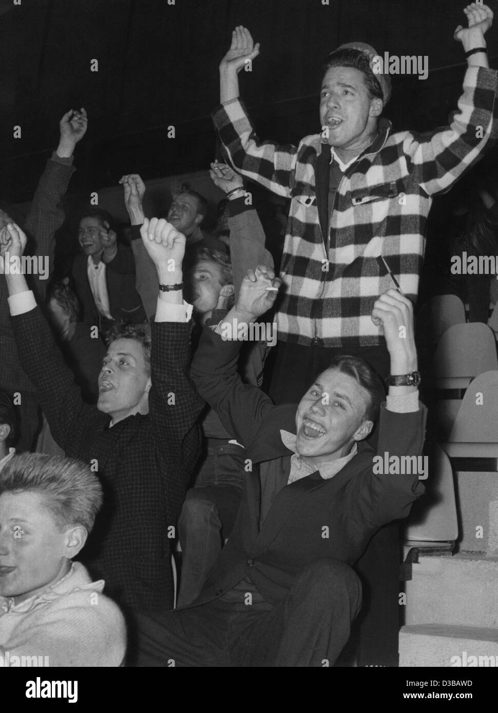 (Dpa file) - Rock'n'roll fans allegria durante un concerto di noi rocksinger Bill Haley a Essen, Germania Ovest, 28 ottobre 1958. Il concerto si è concluso con turmoils, la polizia ha autorizzato la concert hall, ma i ragazzi hanno continuato rivolte all'esterno. 500 poliziotti hanno dovuto interrompere le sommosse con acqua canonici. Foto Stock