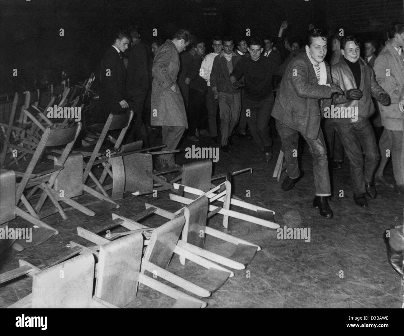 (Dpa file) - Rock'n'roll ventole spingono per ottenere fuori della sala da concerto dopo che la polizia è intervenuta in turmoils durante un concerto di noi rocksinger Bill Haley a Stoccarda in Germania Ovest, 29 ottobre 1958. Foto Stock