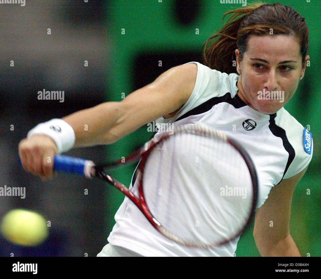 (Dpa) - Italia di Silvia Farina Elia restituisce una sfera durante l'ottava partita finale del XIII International Sparkassen Cup torneo WTA a Leipzig, Germania, 26 settembre 2002. Foto Stock