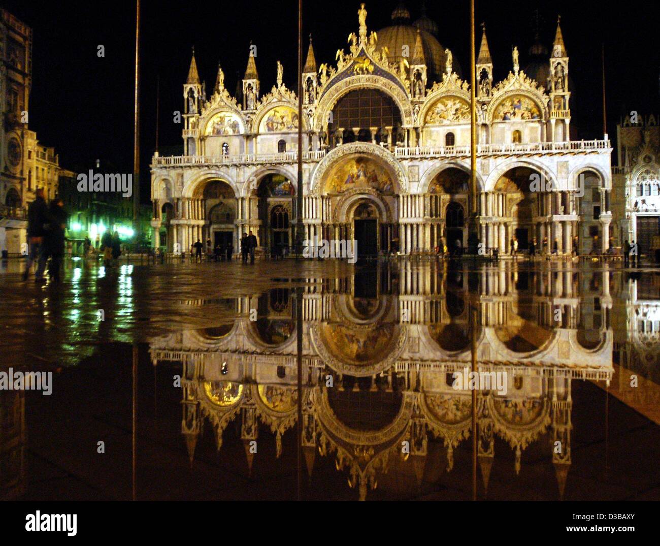 (Dpa) - La Cattedrale di San Marco si riflette nelle restanti acque alluvionali a Venezia, Italia, 17 novembre 2002. Venti forti e un aumento del livello del mare di 145 cm il 16 novembre invaso la città. Il 17 novembre il livello è sceso a 90 cm. Foto Stock