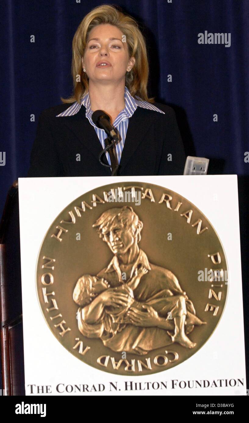 (Dpa) - La Regina Noor di Giordania, patrono del Villaggio SOS in Giordania, parla durante il premio show in New York Hilton Hotel, 14 ottobre 2002. Il Villaggio SOS organizzazione che è attivo in 131 paesi è il vincitore 2002 del mondo la più grande premio umanitario dotato di uno Foto Stock