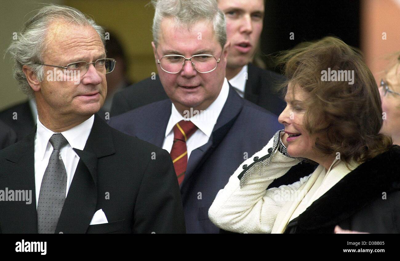 (Dpa) - Il vento soffiava forte come il re svedese Carl XVI. Gustaf e sua moglie Regina Silvia sono in visita a Gotha, Germania, 16 ottobre 2002. Alle spalle del giovane è l'host dell'incontro di famiglia, il principe Andréj di Saxonia-Coburg e Gotha. È la prima volta Re Carl Gustaf visiti il luogo di nascita del suo Foto Stock