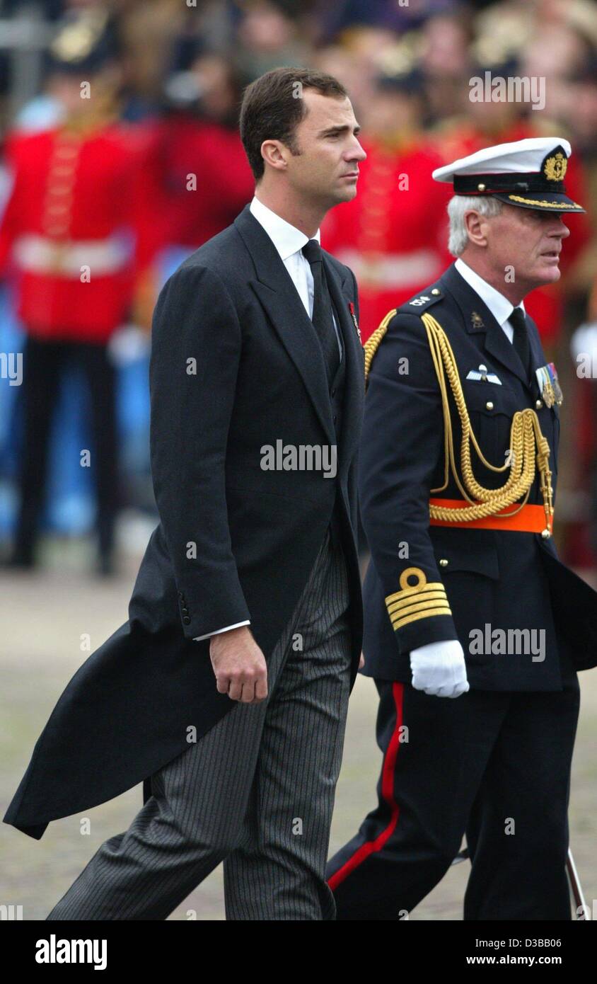 (Dpa) - Il Principe Ereditario Felipe di Spagna arriva alla Nieuwe Kerk di Delft a frequentare il servizio funebre per il Principe Claus dei Paesi Bassi, 15 ottobre 2002. Il Principe Claus è morto il 6 ottobre 2002 all'età di 76. Il marito della Regina olandese Beatrice fu messo a riposo in famiglia reale vaul Foto Stock