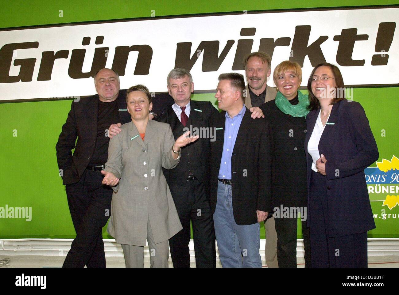 (Dpa) - front runners di alleanza 90/i Verdi sono in piedi di fronte a loro motto "verde" agisce per le elezioni generali 2002: Rezzo Schlauch, Renate Kuenast, Joschka Fischer Fritz Kuhn, Juergen Trittin, Claudia Roth e Kerstin Mueller (L-R), Berlino, 24 aprile 2002. Foto Stock