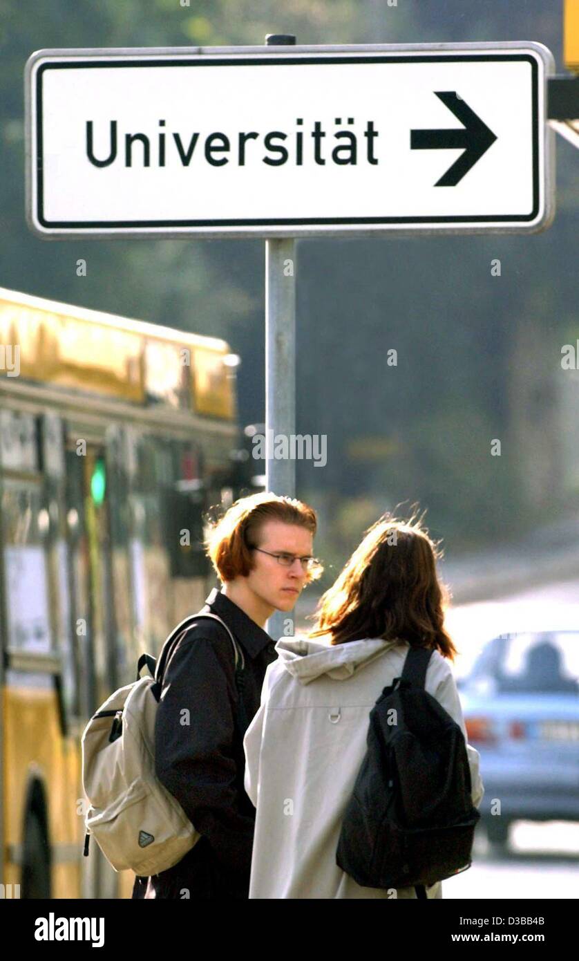 (Dpa) - Il primo arrivo degli studenti dopo le vacanze estive per la caduta di semestre all'università (Universitaet) a Dresda (Germania), 9 ottobre 2002. Foto Stock (Dpa) - Il primo arrivo degli studenti dopo le vacanze estive per la caduta di semestre all'università (Universitaet) a Dresda (Germania), 9 ottobre 2002. Foto Stock