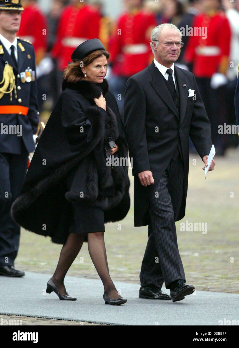 (Dpa) - Regina Silvia e il Re Carlo XVI Gustavo di Svezia in arrivo per il servizio funebre per il Principe Claus dei Paesi Bassi presso la chiesa a Delft, Paesi Bassi, 15 ottobre 2002. Il Principe Claus, il marito della Regina olandese Beatrice, viene deposto nella famiglia reale archivio di Delft. Morì il 6 Oc Foto Stock