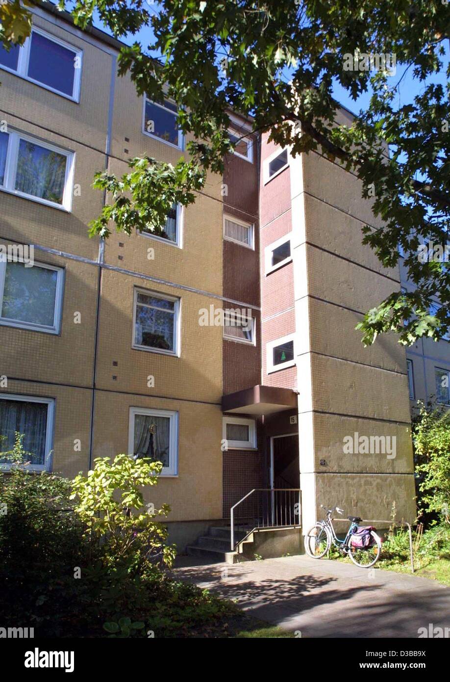 (Dpa) - Sospetto di Al Qaeda stati Abdelghani Mzoudi vissuto al piano terra di questo appartamento casa in Hamburg-Fischbek, 10 ottobre 2002. Polizia il 10 ottobre arrestati il 29-anno-vecchio marocchino che è sospettato di aiutare un Al Qaeda cellula coinvolta nell'11 settembre gli attacchi contro gli Stati Uniti. Foto Stock