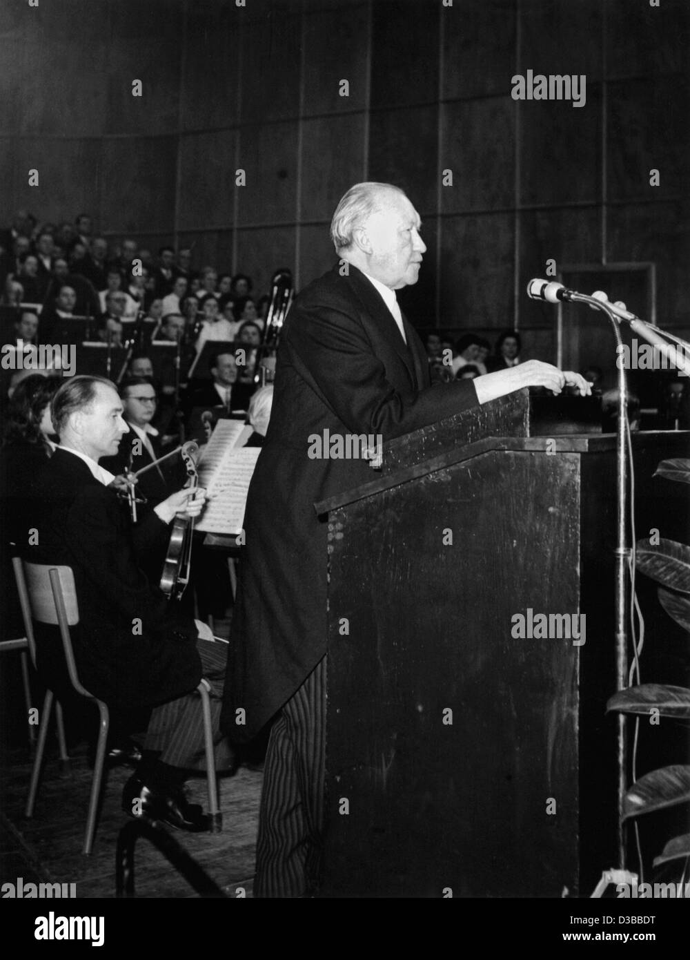 (Dpa file) - il Cancelliere tedesco Konrad Adenauer offre un discorso nel nuovo stato tedesco del Saarland nella sua capitale Saarbruecken, Germania Ovest, 1 gennaio 1957. Dopo la Seconda Guerra Mondiale la Saar è stato posto sotto il francese occupazione militare e in un referendum la popolazione ha votato per unione economica wit Foto Stock