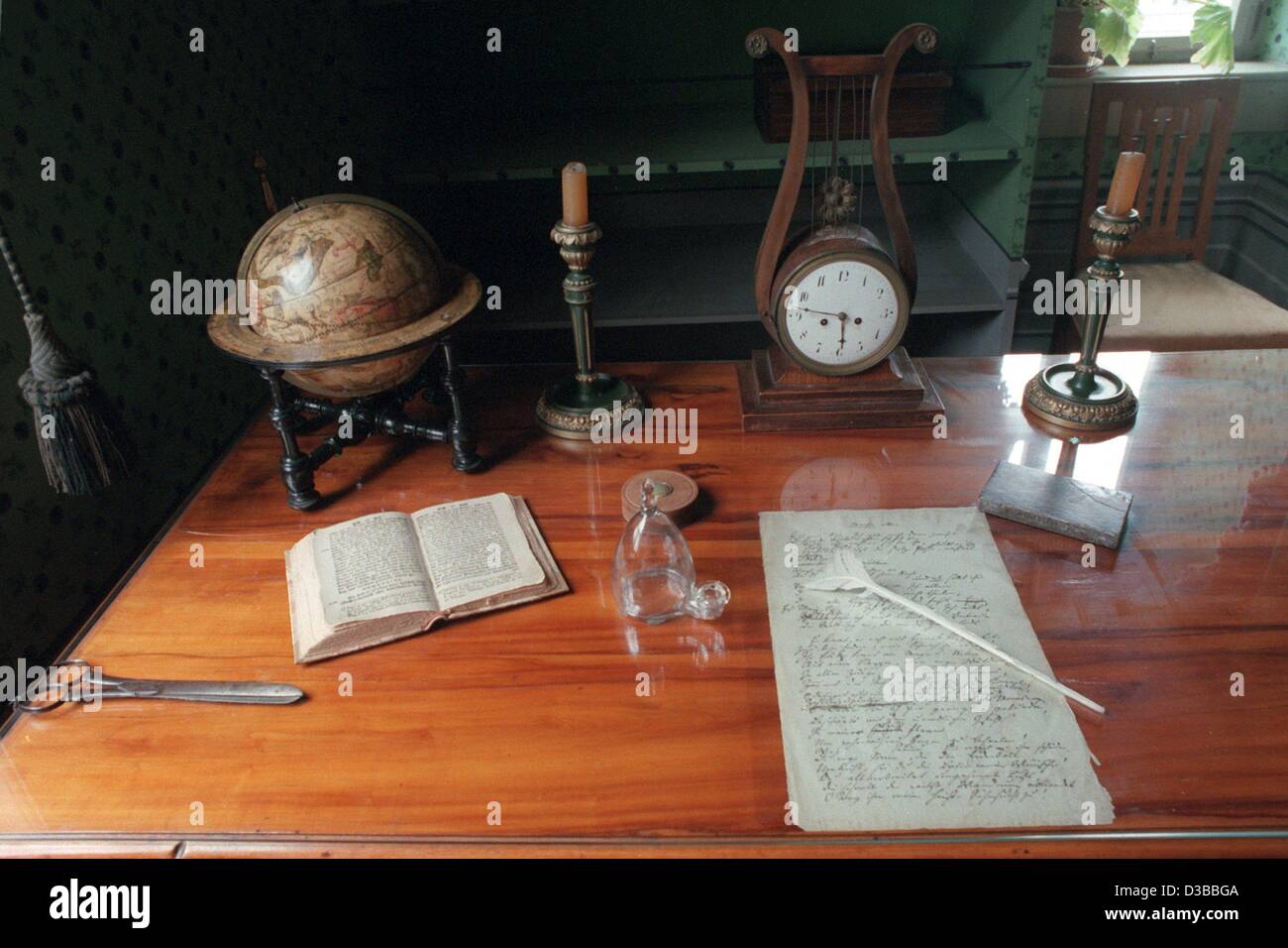 (Dpa) - il desk del poeta tedesco Friedrich Schiller nella sua casa di Weimar, 18 giugno 1998. È stato costruito nel 1777 ed era di Schiller ultimo domicilio dal 1802 fino alla sua morte nel 1805. Nel 1989 la casa fu aperto come un museo. Weimar classica con i suoi edifici artistici è stata dichiarata dalla UNESCO Heritag Foto Stock