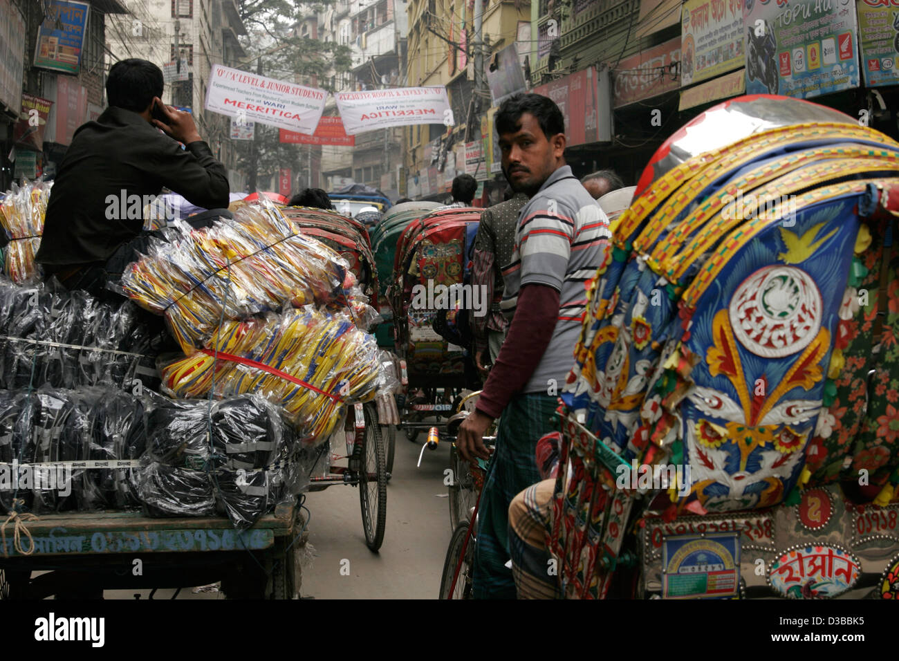 In rickshaw sulla strada della vecchia Dacca in Bangladesh Foto Stock