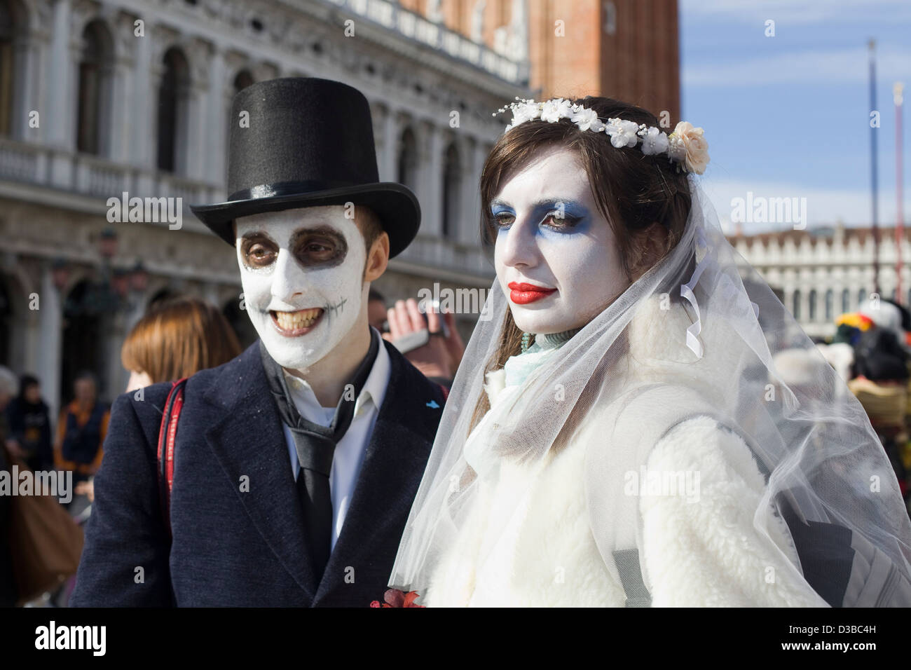 Sposa e lo sposo in costume per il Carnevale di Venezia Venezia Italia Foto Stock