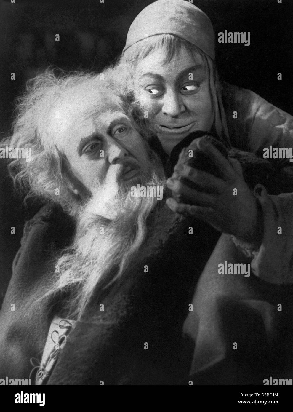 (Dpa file) - Attore EMIL JANNINGS (R) come Mephisto e attore svedese Goesta Ekmann come Faust agire in una scena di un film di Murnau's 'Faust', Germania, 1926. Jannings è nato il 23 luglio 1884 a Rorschach, Svizzera, e dopo aver giocato in diverse produzioni tedesche, compresi " i fratelli Karamazov " (1920) Foto Stock