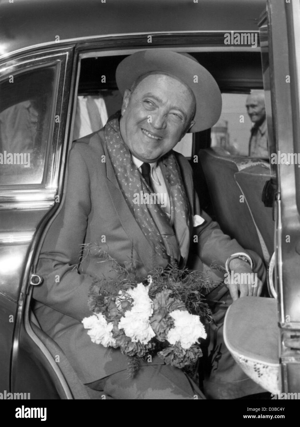 (Dpa file) - Tedesco regista Max Ophuels, raffigurato in Amburgo, 1952. Nato come Max Oppenheimer il 6 maggio 1902 a Saarbrücken (Germania), ha iniziato la sua carriera come attore e regista in Germania. In 1933 ha emigrato in Francia, ha lavorato nei Paesi Bassi e in Italia e poi emigrato negli Stati Uniti nel 1941. Foto Stock