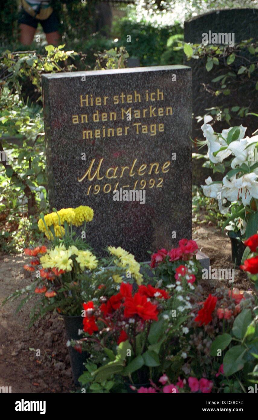 (Dpa) - fiori freschi decorano la tomba della famosa attrice e cantante Marlene Dietrich, Berlino Friedenau, 29 luglio 1992. Dietrich nacque a Berlino il 27 dicembre 1901 e morì a Parigi il 6 maggio 1992. Foto Stock