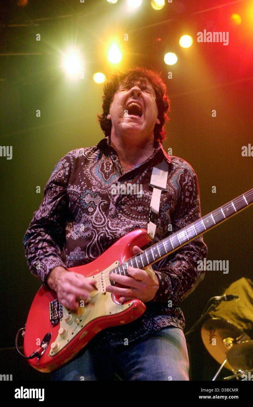 (Dpa) - British musicista rock Gary Moore compie durante un concerto ad Amburgo, 8 ottobre 2002. Foto Stock