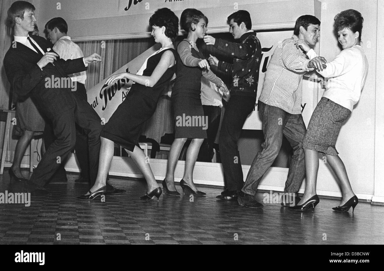 (Dpa file) - La prima gli studenti imparano a torcersi in una scuola di danza a Francoforte in Germania Ovest, novembre 1961. Una banda negli Stati Uniti aveva inventato la danza e ne ha fatto il ballo più popolare in tutto il mondo dal 1960. Il Twist è fondamentalmente un movimento di torsione in avanti e indietro con il bacino. Foto Stock