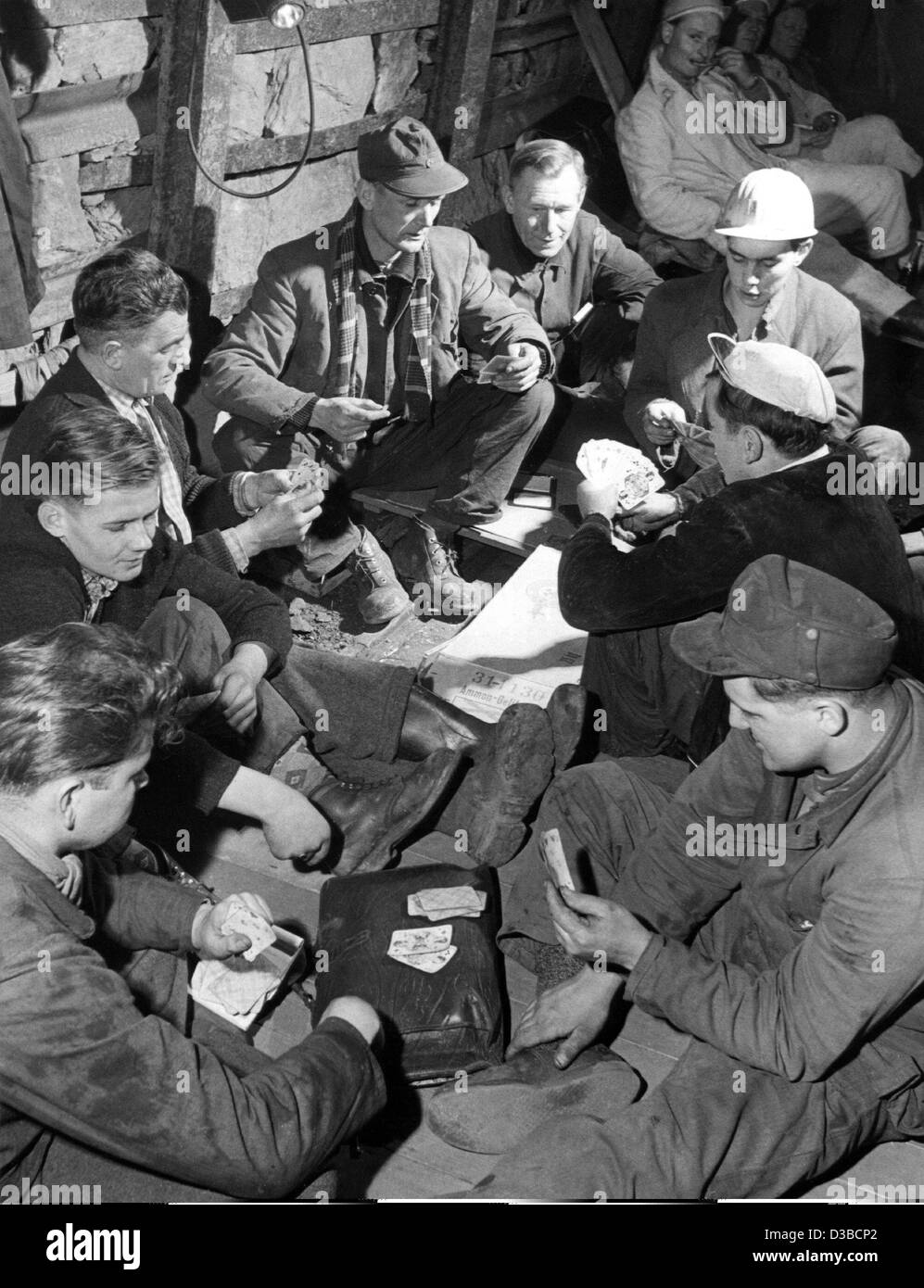(Dpa file) - minatori giocano a carte durante un sit-in di sciopero nei sotterranei della miniera "Einigkeit Pfannenberger' in Salchendorf, Germania Ovest, 21 dicembre 1961. Metropolitana 250 minatori erano in sciopero per protestare contro la chiusura della miniera. Foto Stock