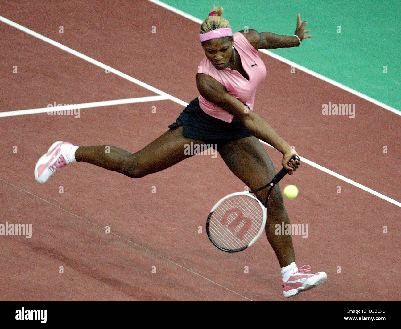(Dpa) - Noi Serena Williams gioca un colpo al volo di diritto durante l'ottava partita finale del XIII International Sparkassen Cup torneo WTA a Leipzig, Germania, 25 settembre 2002. Foto Stock