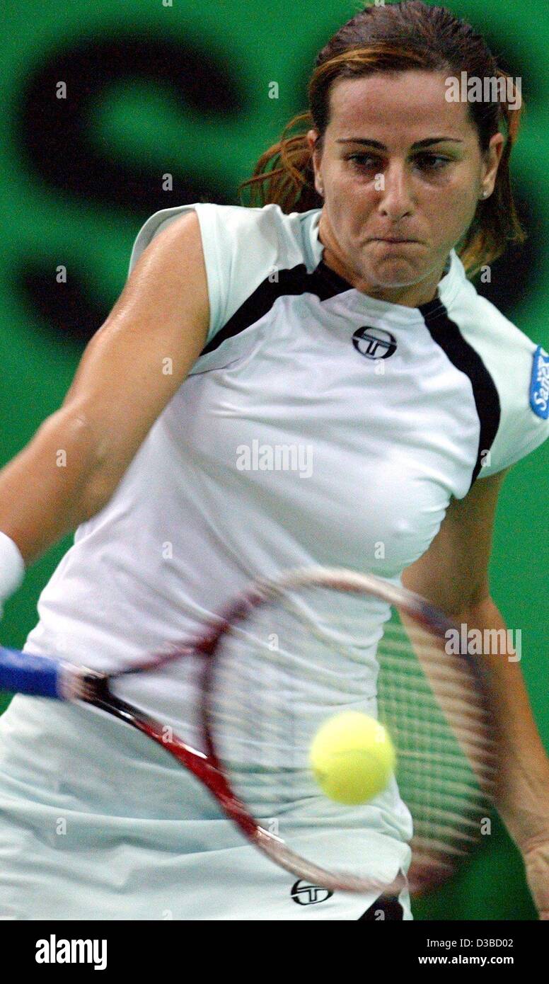 (Dpa) - Italia di Silvia Farina Elia restituisce una sfera durante l'ottava partita finale del XIII International Sparkassen Cup torneo WTA a Leipzig, Germania, 26 settembre 2002. Foto Stock