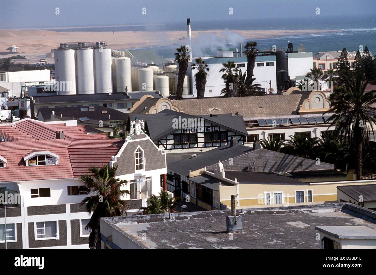 (Dpa file) - Vista sul case per il tedesco Hansa Brewery in Swakopmund, Namibia, 6 ottobre 2001. Molti immigrati tedeschi vivono in Swakopmund e la città ha ancora un po' di stile tedesco. Abitanti parla spesso 'Suedwesterdeutsch' (south western tedesco) che è una miscela di tedesco e inglese Foto Stock