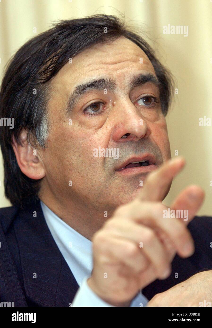 (Dpa) - Leoluca Orlando, l ex sindaco della città italiana di Palermo e 'mafia-chaser', raffigurato in Francoforte sul Meno, 22 gennaio 2003. Foto Stock