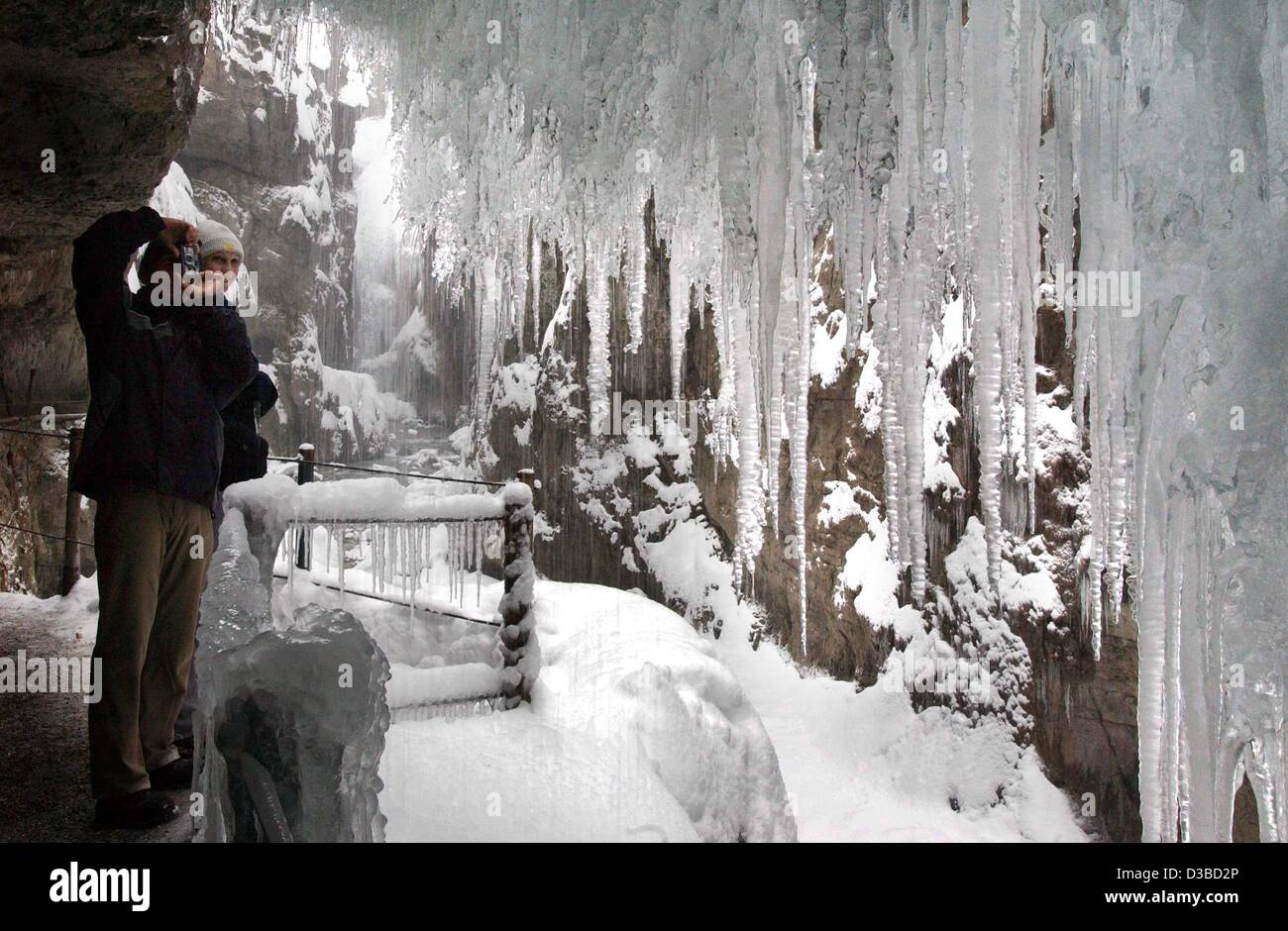 (Dpa) - la gente a prendere le foto della stupefacente ghiaccioli nella gola Partnachklamm vicino a Garmisch-Partenkirchen, in Germania, il 31 gennaio 2003. Foto Stock