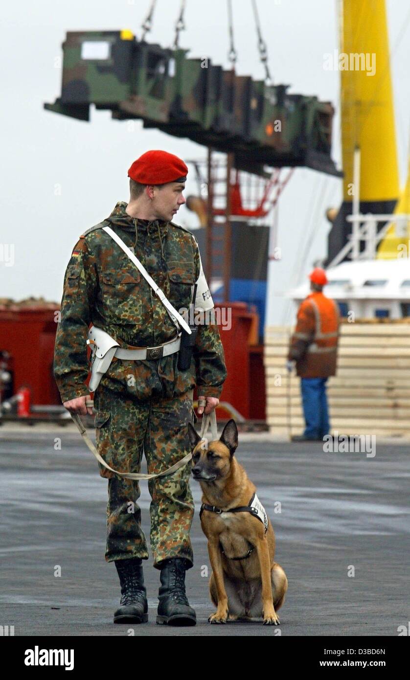 (Dpa) - un soldato tedesco forze armate federali è di avviso quando due 'Patriot' aria missili di difesa sono caricati sulla nave cargo 'MS Freno' in Nordenham, Germania, 29 gennaio 2003. Un totale di 128 i sistemi di difesa antimissile sono spediti in Israele come parte di un due-anno accordo di prestito per proteggere il Israe Foto Stock