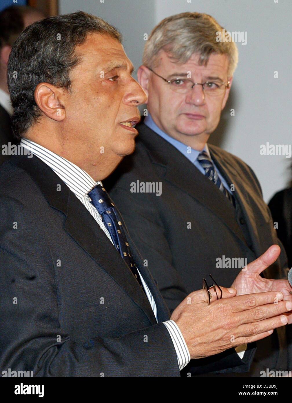 (Dpa) - Amr Moussa (L), segretario generale della Lega Araba, e il Ministro degli esteri tedesco Joschka Fischer sono rispondendo alle domande poste nel corso di una conferenza stampa tenutasi a Berlino, 28 gennaio 2003. Fischer considera il lavoro continuato dell'ONU arma ispettori in Iraq il "miglior garanzia' per evitare la guerra. Il inspecto Foto Stock