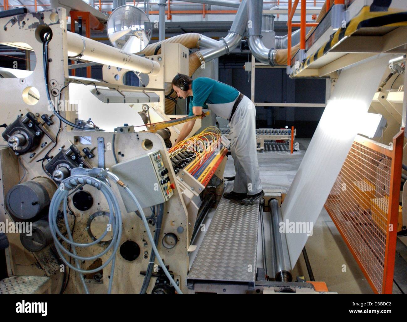 (Dpa) - Un dipendente di concerto Deutschland GmbH è il controllo di una macchina di produzione di aria-cellulosa, Falkenhagen, Germania, 20 gennaio 2003. Concerto è la produzione di 28.000 tonnellate di aria-di cellulosa per anno ed è il secondo produttore mondiale. La cellulosa è utilizzato per la produzione di san Foto Stock