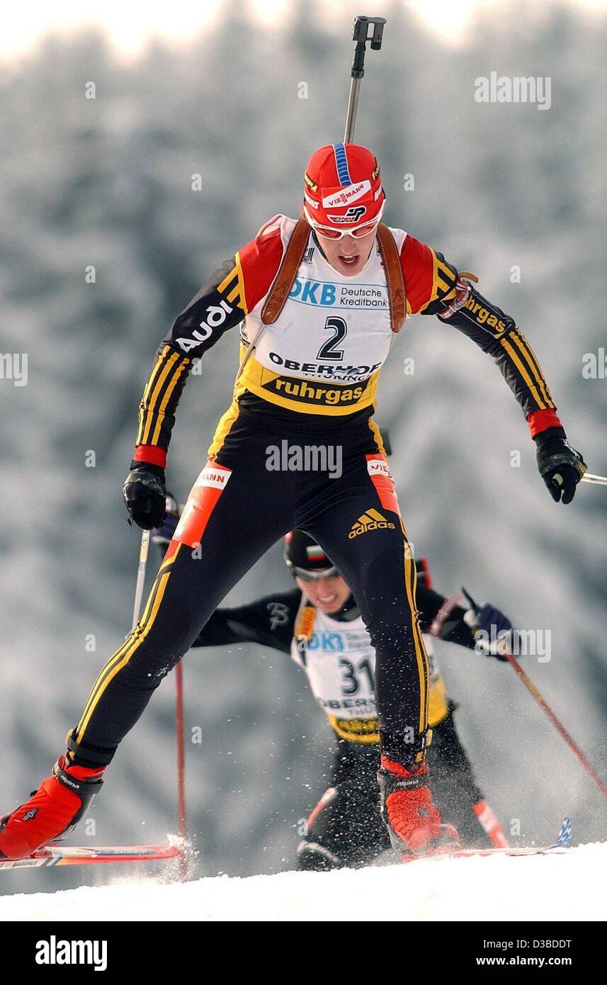 (Dpa) - biatleta tedesca Kati Wilhelm sprint al sesto posto in 7.5 km gara sprint di Coppa del Mondo di Biathlon di Oberhof in Germania, 8 gennaio 2003. Cinque donne tedesche sono tra i dieci migliori al fine ma non ci sono riusciti a finire sul podio. Foto Stock