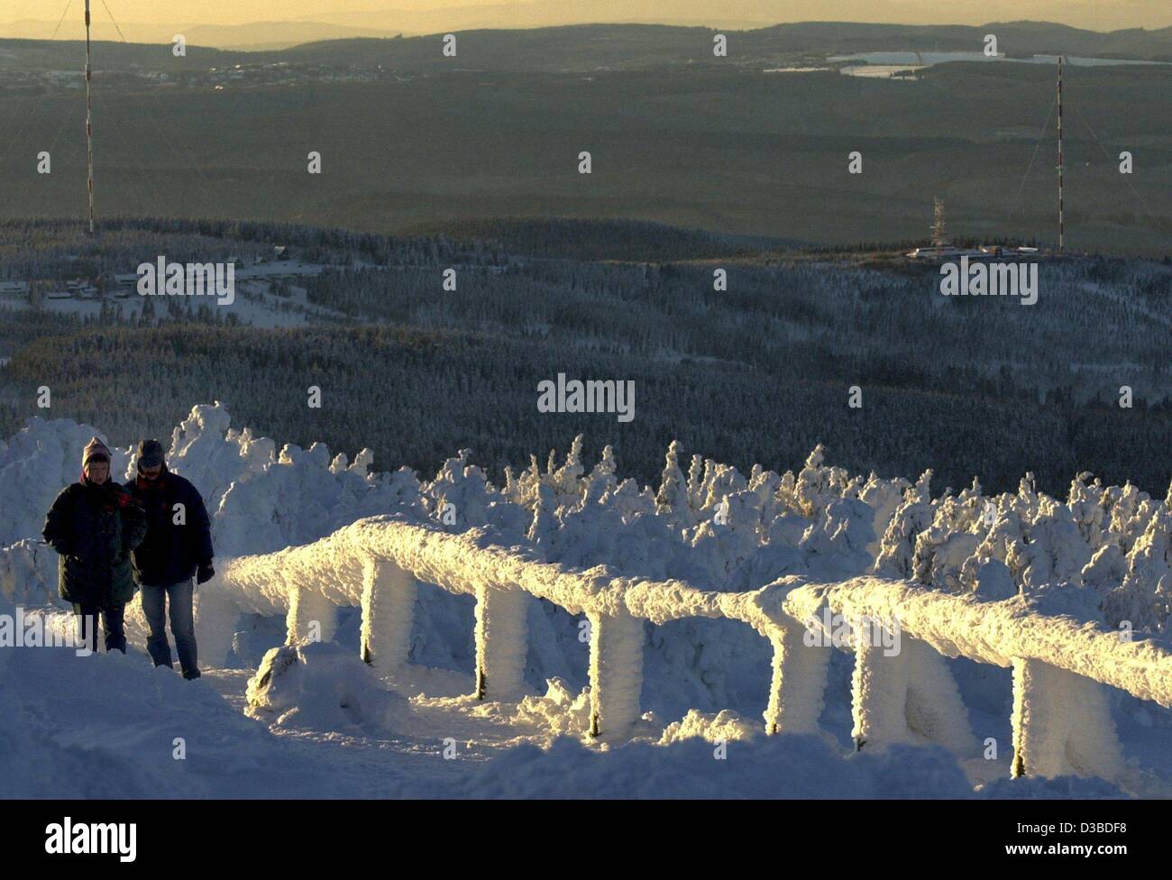 (Dpa) - un giovane vestito in abiti spessi è a piedi fino alla coperta di neve Brocken, la montagna più alta dell'Harz mountain range in Germania centrale, 7 gennaio 2003. Foto Stock