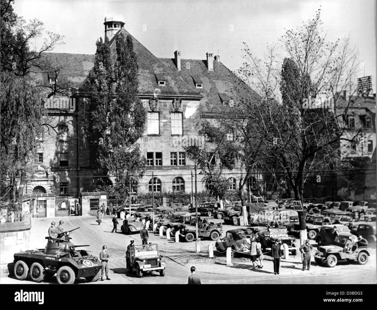 (Dpa file) - Una vista del palazzo di giustizia fissato dalle forze militari nel giorno della proclamazione del verdetto del processo di Norimberga, di Norimberga (Germania), 1 ottobre 1946. Alla fine della II Guerra Mondiale, il Tribunale Militare Internazionale è stato stabilito dagli Stati Uniti, Gran Bretagna, Francia e Foto Stock