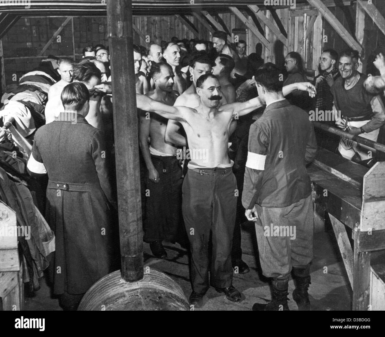 (Dpa file) - prima di essere rilasciato, prigionieri di guerra tedeschi sono esaminati dai medici tedeschi sotto la supervisione di un medico militare, a Monaco di Baviera, 1946. Foto Stock