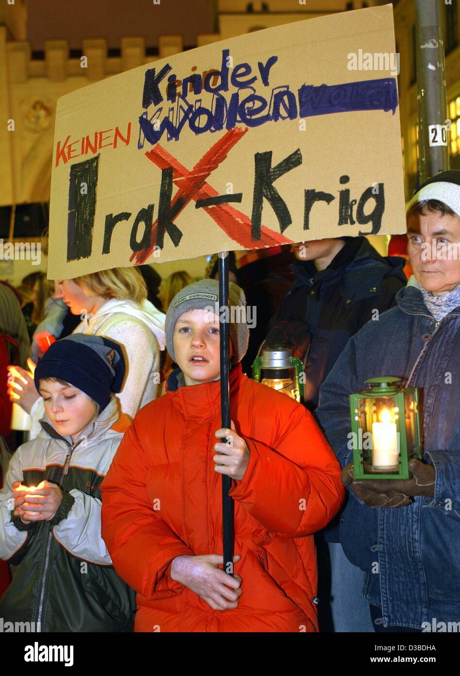 (Dpa) - Un ragazzo sorregge un cartello che recita "Kinder wollen keinen Irak-Krieg' (i bambini non vogliono la guerra in Iraq) durante una dimostrazione contro una possibile guerra in Iraq sulla Karlsplatz, comunemente chiamato Stachus, a Monaco di Baviera, 27 gennaio 2003. Foto Stock