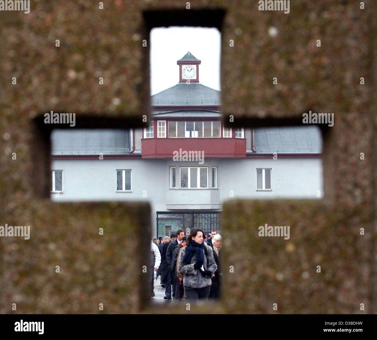 (Dpa) - visto attraverso una croce, la gente arriva per una cerimonia di commemorazione per le vittime dell'olocausto al campo di concentramento di Sachsenhausen a Oranienburg, a nord di Berlino, 27 gennaio 2003. In questo anno la giornata di commemorazione delle vittime del nazismo la resistenza di elementi di raccordo è stata soprattutto di co Foto Stock