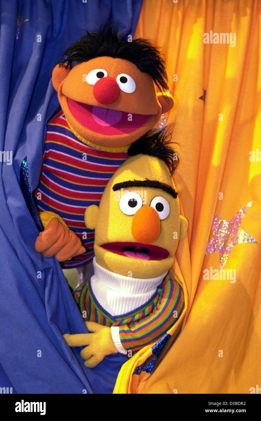 (Dpa) - Ernie (L) e Bert (R) guardare attraverso una tenda e posa per una foto in uno studio di Amburgo, 22 gennaio 2003. La prima stagione della edizione tedesca è stato trasmesso nel gennaio 1973. In occasione del trentesimo compleanno di Sesame Street, Ernie e Bert visita celebrità su una prestazione tour a Foto Stock